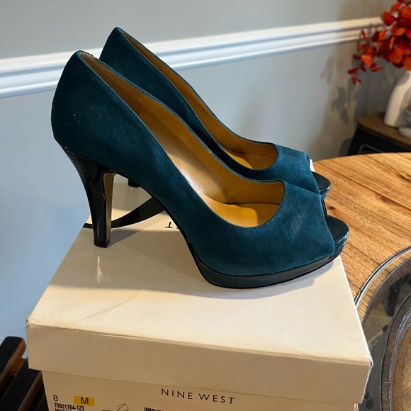 Nine West Green Suede dress Heels MINT Condition!!!- Size 8 - Picture 4 of 14